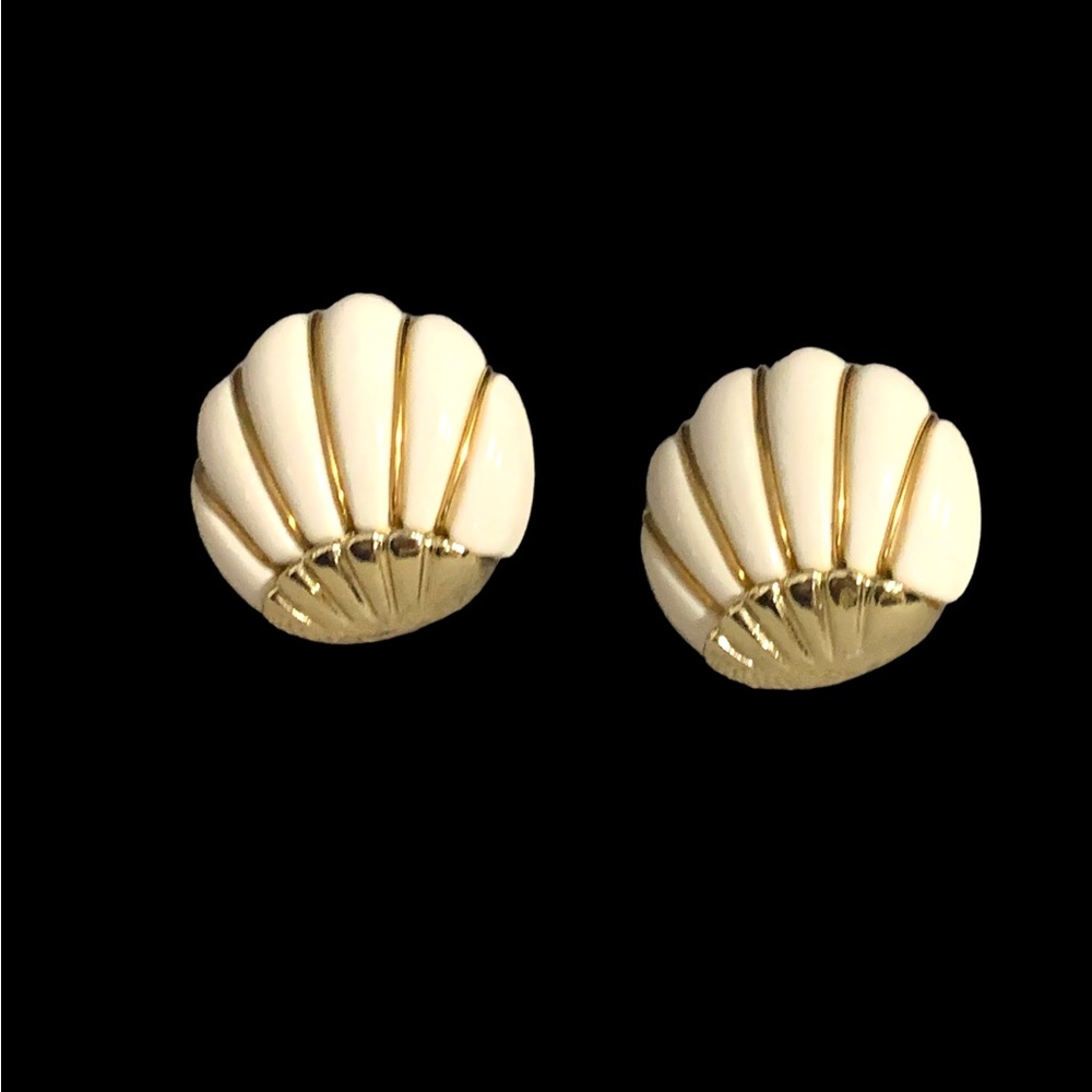 Vintage Shell Pendant Necklace and Clip On Earrings Set - Picture 8 of 13